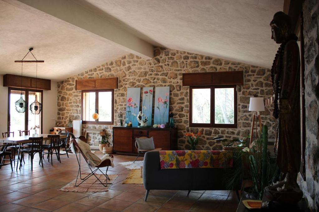 un salon avec un canapé et une table dans l'établissement Spacious villa pool sea view 7 people 4 bedrooms, à Tourrettes-sur-Loup