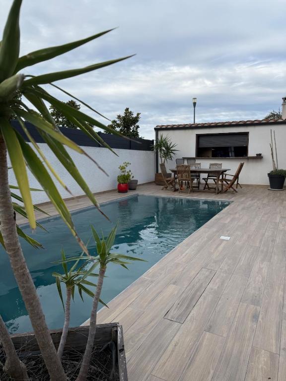 une maison avec une piscine et une terrasse dans l'établissement Villa 3 faces avec piscine, à Ponteilla