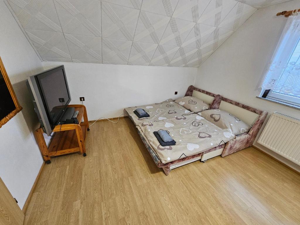 Tempat tidur dalam kamar di Chata Růžovka v Jeseníkách