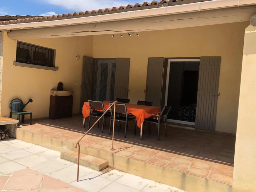 un patio avec une table et des chaises dessus dans l'établissement La maison du bon remède, à Mazan