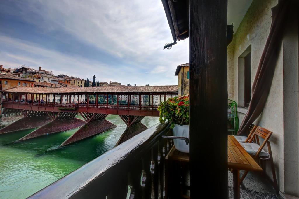 Blick auf eine Brücke über den Fluss in der Unterkunft Appartamenti Ponte Vecchio in Bassano del Grappa