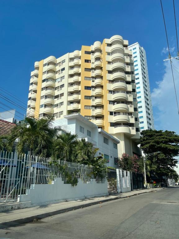 ein großes Apartmenthaus mit einem Zaun davor in der Unterkunft Cabrero Beach 906 in Cartagena de Indias