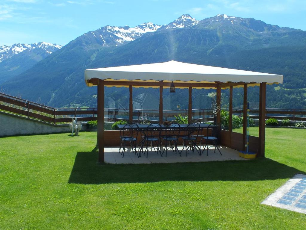 Vista generica sulle montagne o vista sulle montagne dall'interno dell'appartamento