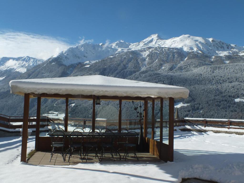 Vista generica sulle montagne o vista sulle montagne dall'interno dell'appartamento