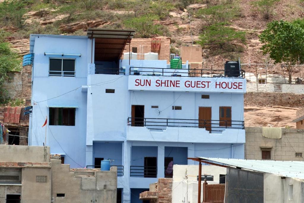 un edificio blanco con un cartel que lee el sol brilla el hostal en Sunshine Guest House & Restaurant, en Jodhpur