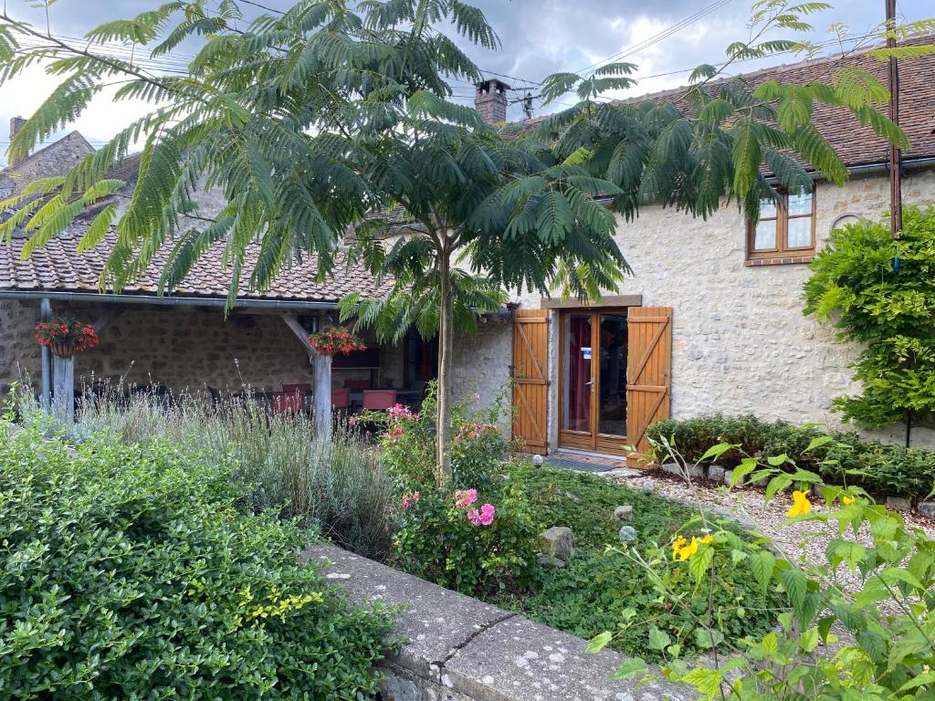 une maison avec un jardin devant dans l'établissement la chenaie fontaine gargot, à Poligny