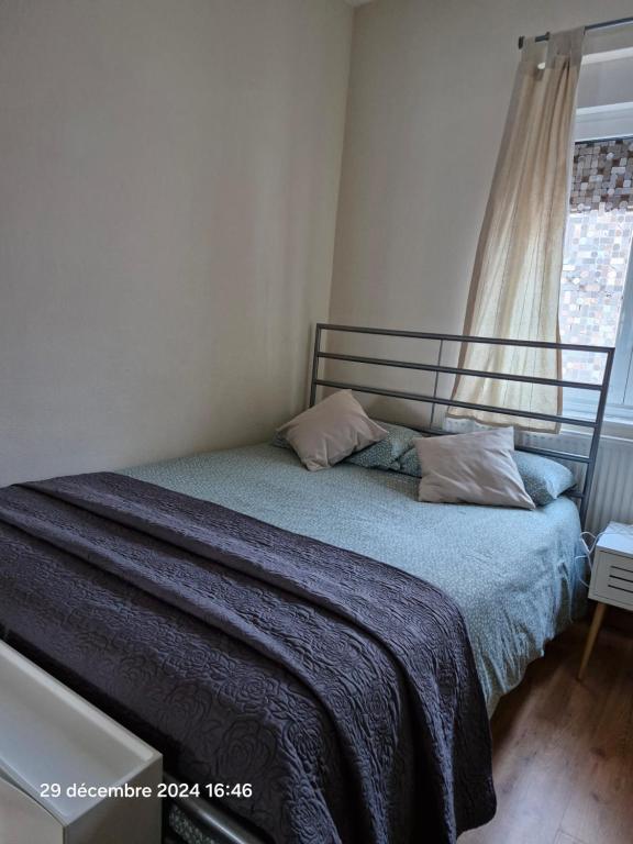 a bed in a bedroom with a window at Valle del Nalon in San Martín del Rey Aurelio