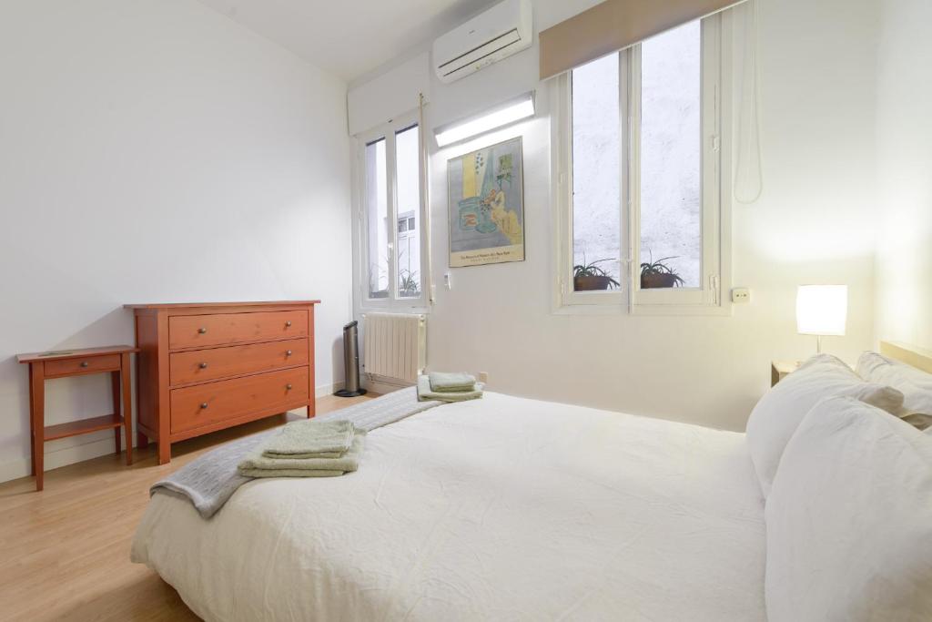 Postel nebo postele na pokoji v ubytování GRAN VIA-SOL SPACIOUS APARTMENT 3 Bedrooms & 2 WCs