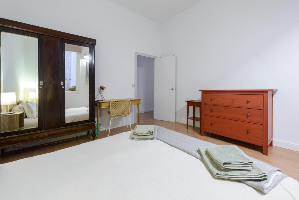 Postel nebo postele na pokoji v ubytování GRAN VIA-SOL SPACIOUS APARTMENT 3 Bedrooms & 2 WCs
