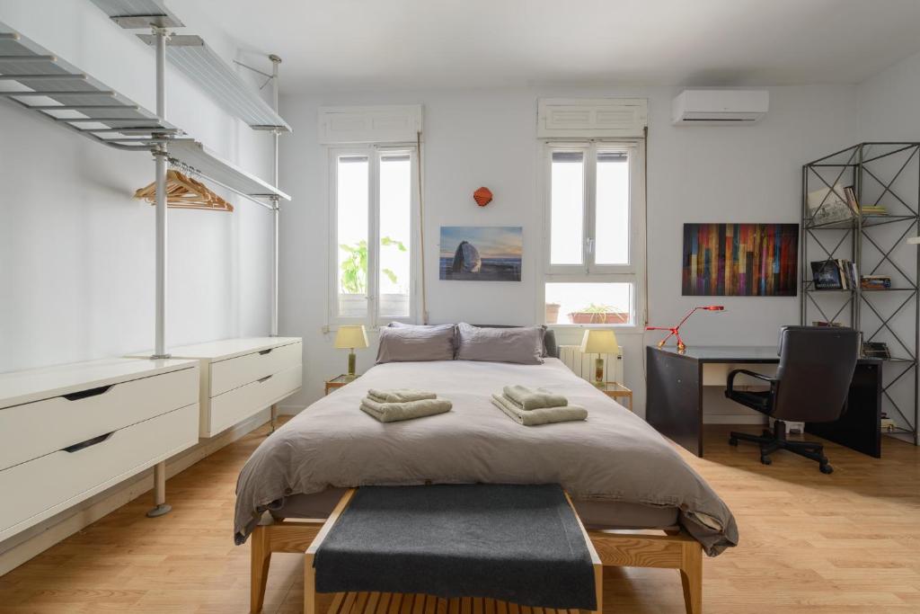 Postel nebo postele na pokoji v ubytování GRAN VIA-SOL SPACIOUS APARTMENT 3 Bedrooms & 2 WCs