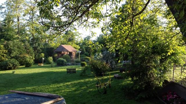 un parque con cenador en medio de un patio en Seoski Turiziam Larva, en Trenkovo