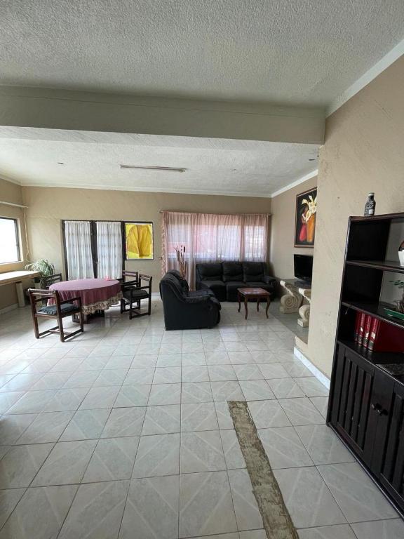 a living room with a couch and a table at Apartamento Ocosingo in Ocosingo