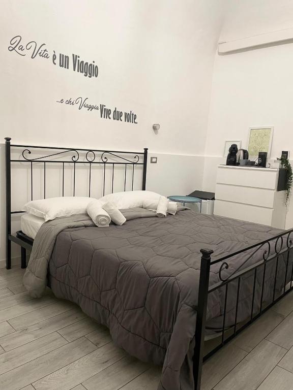 A bed or beds in a room at N° 1 Flat Airport