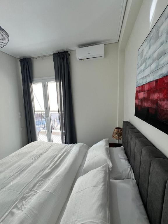 Postel nebo postele na pokoji v ubytování Feels Like Home 2 - Agrinio Suites