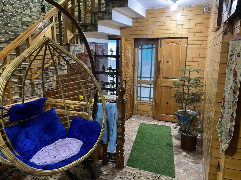 una stanza con sedia a dondolo in una casa di VisitingVillah a Srinagar