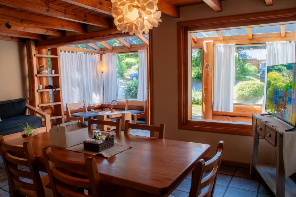 TV a/nebo společenská místnost v ubytování Las Cumbres Apart & Suites