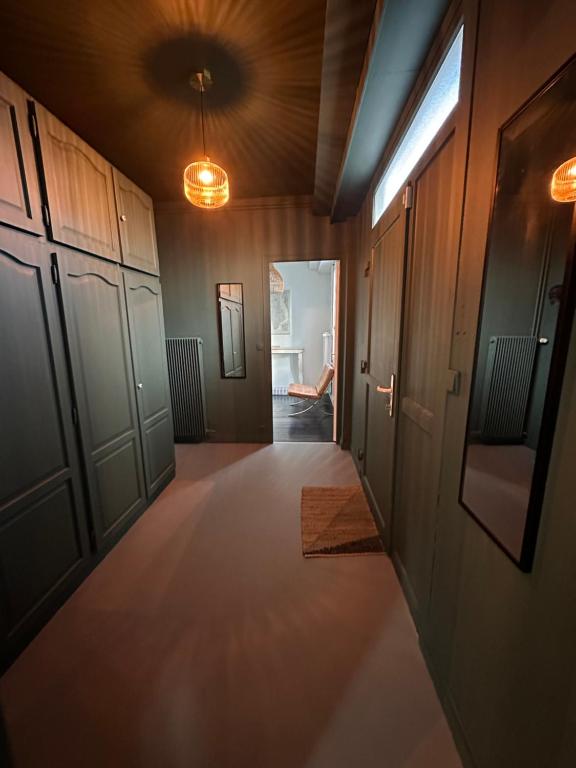 un couloir vide avec une personne assise au loin dans l'établissement Appartement tout confort Besançon bordure de boucle, à Besançon