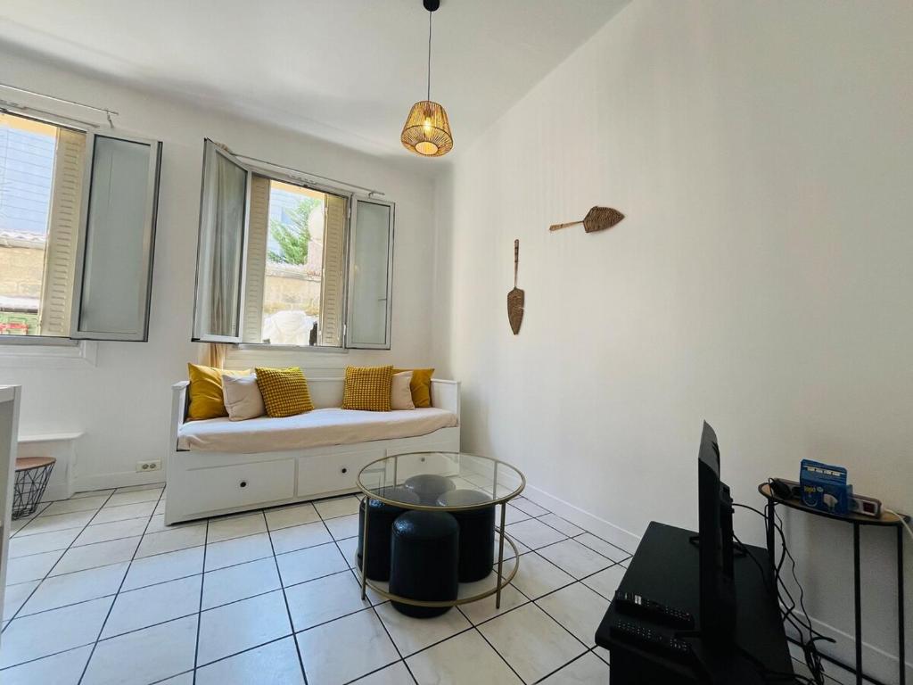 un salon avec un canapé et une télévision dans l'établissement Spacious and Modern Studio, à Nice