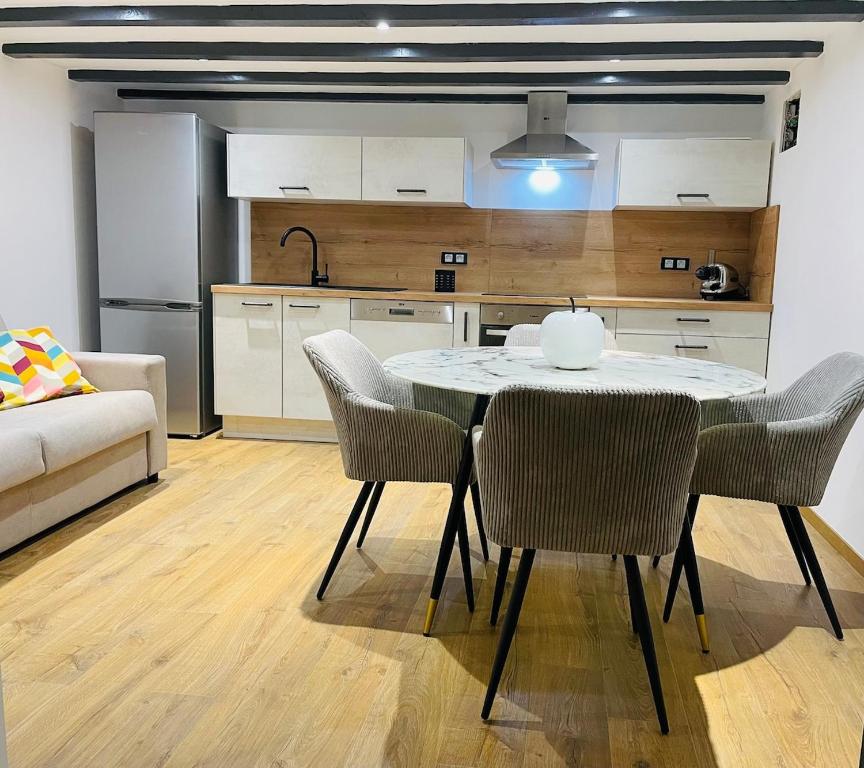 une cuisine et une salle à manger avec une table et des chaises dans l'établissement Magnifique appartement rénové Rez-de chaussée Parking Wifi, à Sospel