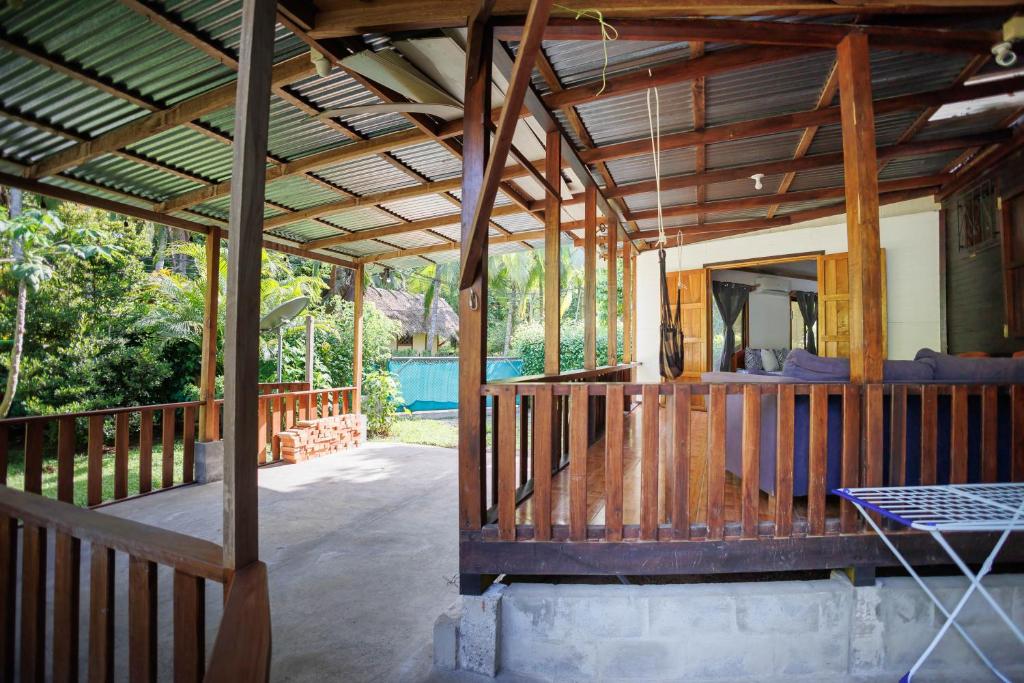 Balkón nebo terasa v ubytování Bungalows Aché Cahuita