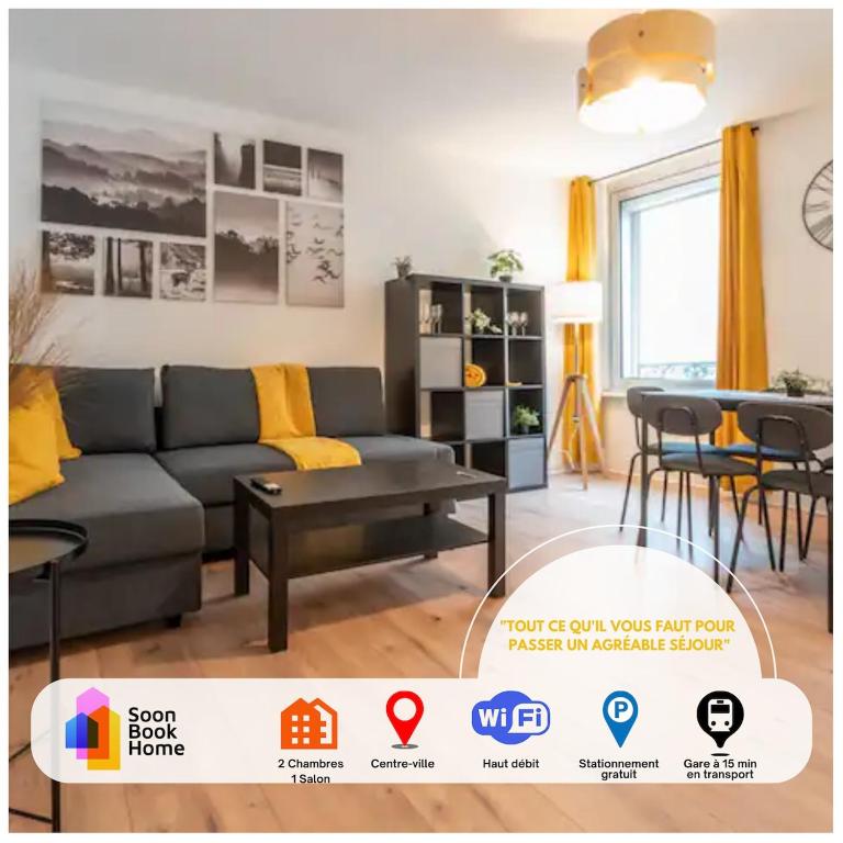 un salon avec un canapé et une table dans l'établissement Great free Mulhouse center apartment, à Mulhouse