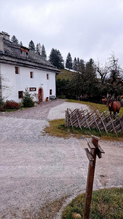 a white building with a gate and a barn at Kanzlei in Abtenau