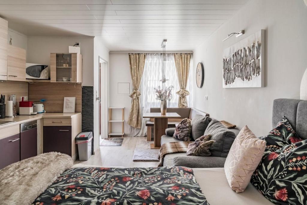 Kuchyňa alebo kuchynka v ubytovaní EMERALD APARTMENT