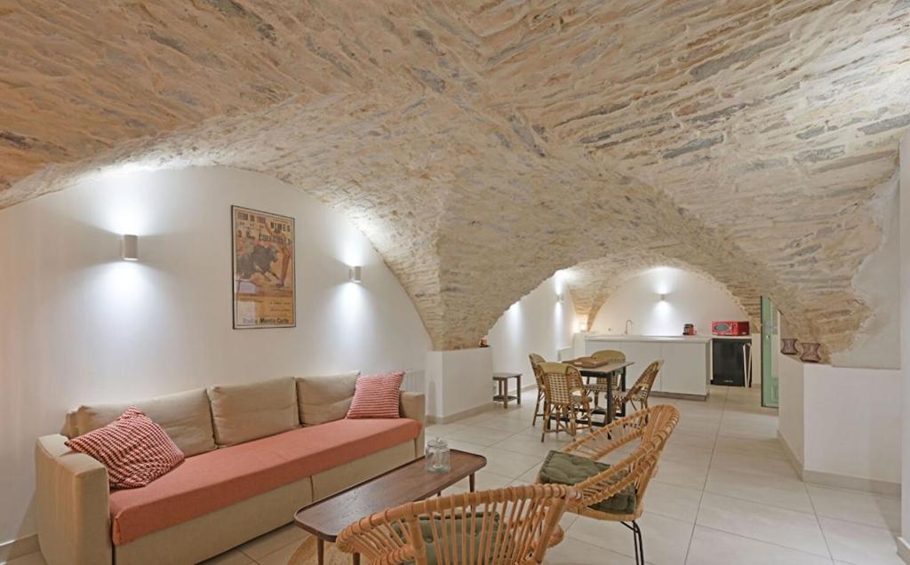 un salon avec un canapé et une table dans l'établissement L 'Écrin de Pierre, à Nîmes