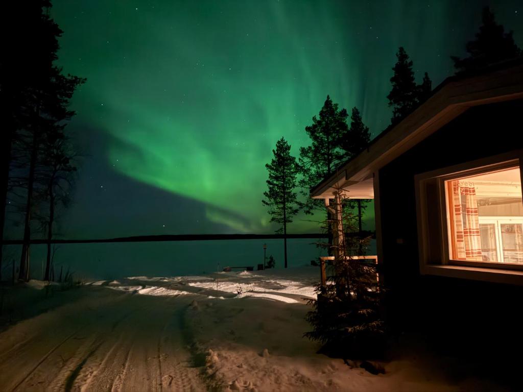 Lomamökin lähellä sijaitseva luonnonmaisema