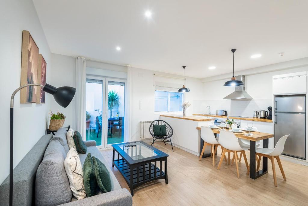Η κουζίνα ή μικρή κουζίνα στο APARTAMENTO TURISTICO A 140 M PLAYA CANELIÑAS- Portonovo- 2 HABIT 4-6 pax 102