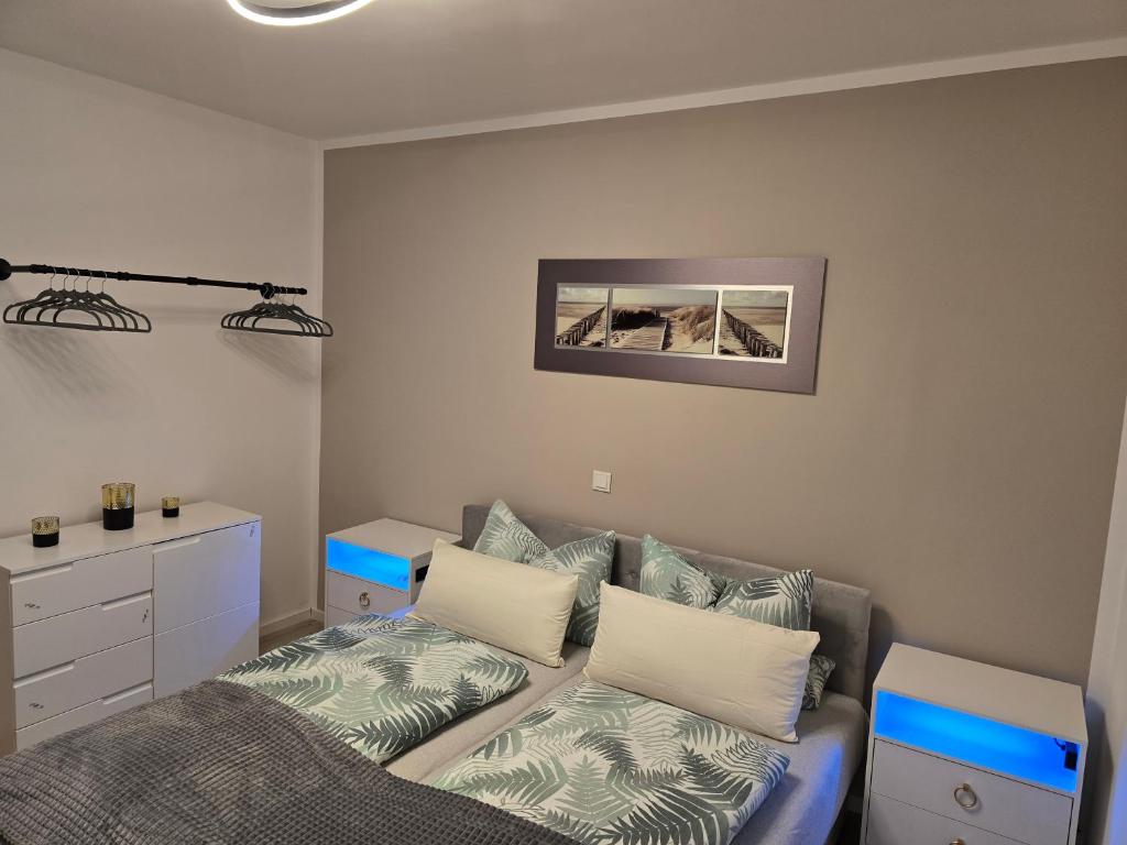 Un pat sau paturi într-o cameră la Ferienwohnung in Krefeld Apartment Krefeld City