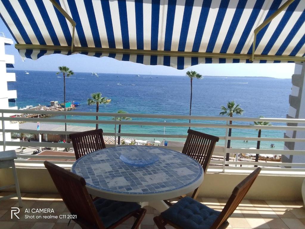 - une table sur un balcon avec vue sur l'océan dans l'établissement Bel appartement face mer, à Juan-les-Pins
