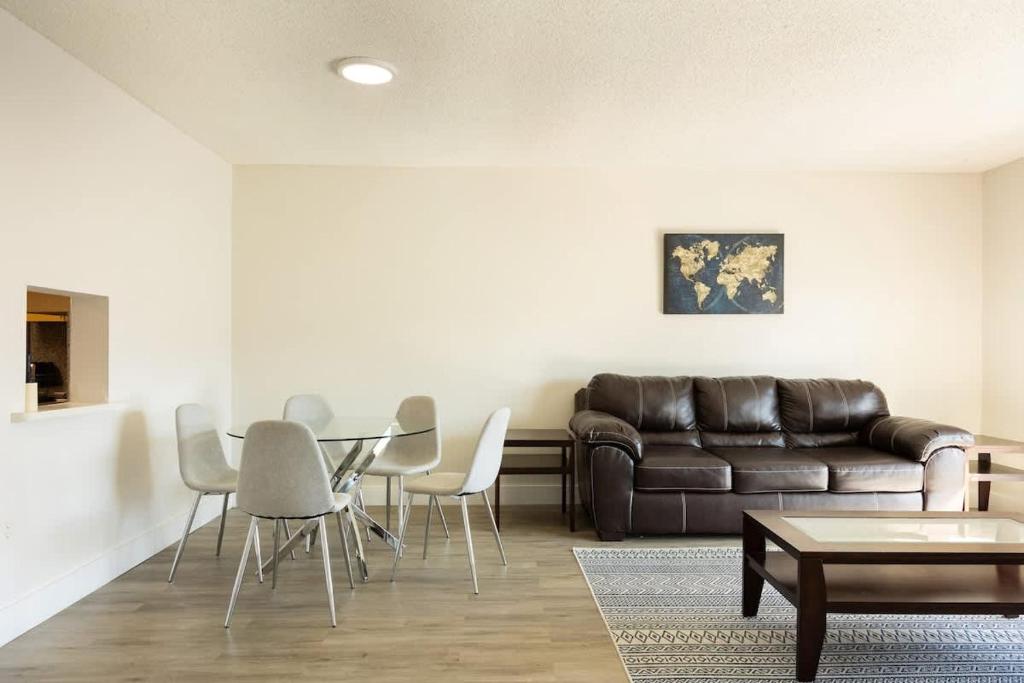 Χώρος καθιστικού στο 1BR with Kitchen Eastern Shores near Sunny Isles