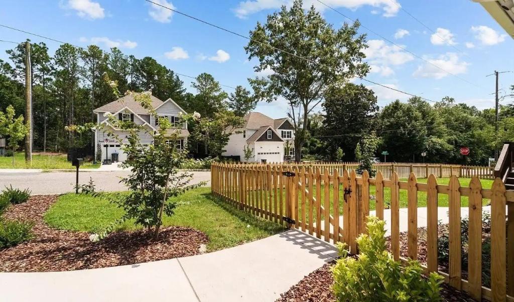 Κήπος έξω από το 4 Bedroom, Pet Friendly, Downtown Home