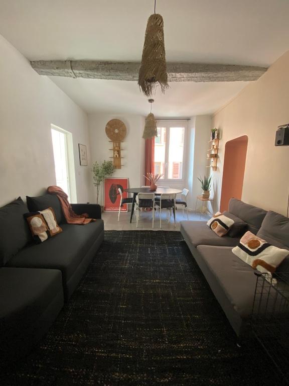 un salon avec un canapé et une table dans l'établissement Appartement proche du port, à Toulon