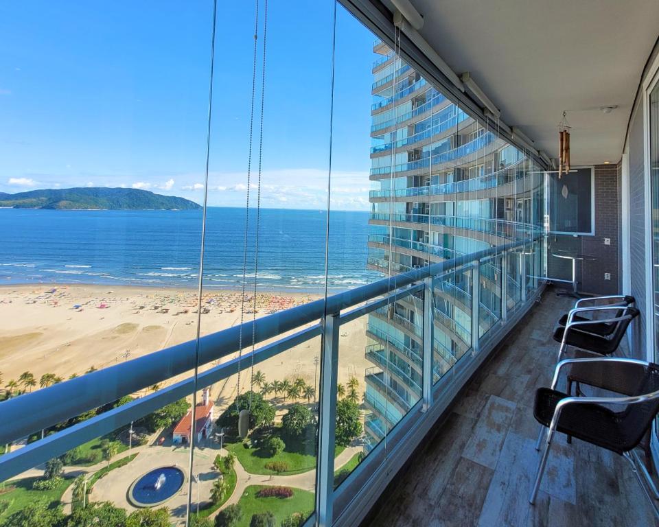 einen Balkon mit Blick auf den Strand und das Meer in der Unterkunft BookSantos Unlimited 2506 Paraíso Vista Mar 2dor in Santos