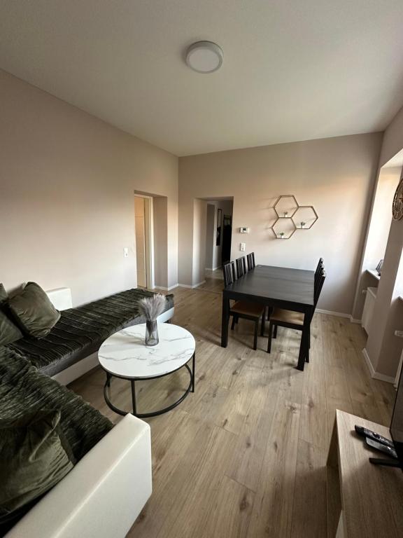 ein Wohnzimmer mit Sofa und Tisch in der Unterkunft Handwerker-Lodge Ottweiler in Ottweiler