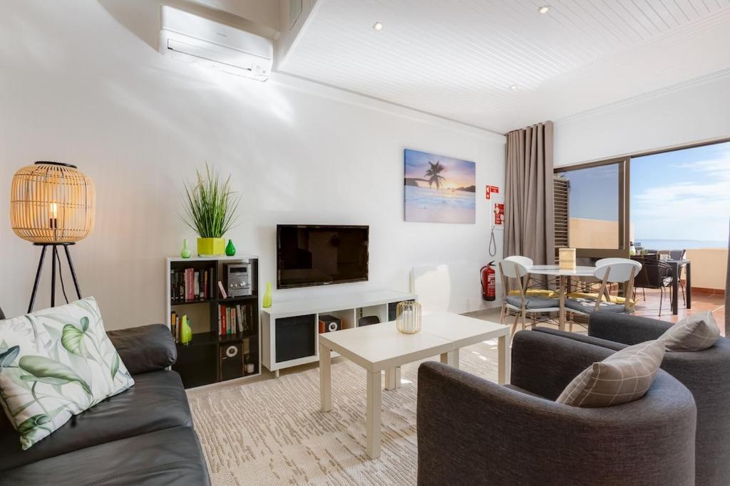 BELLEVUE BY THE SEA - Oceanfront for 4 with stunning views at Praia Dona Ana