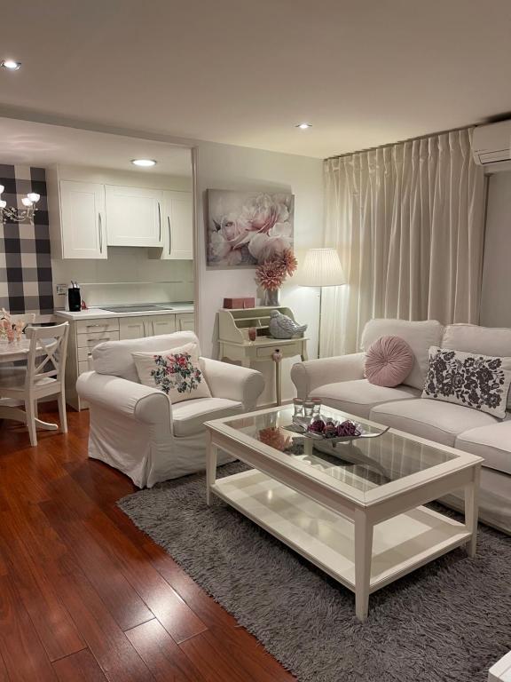 een woonkamer met twee banken en een tafel bij Apartamento Balcón a la Basílica del Pilar in Zaragoza