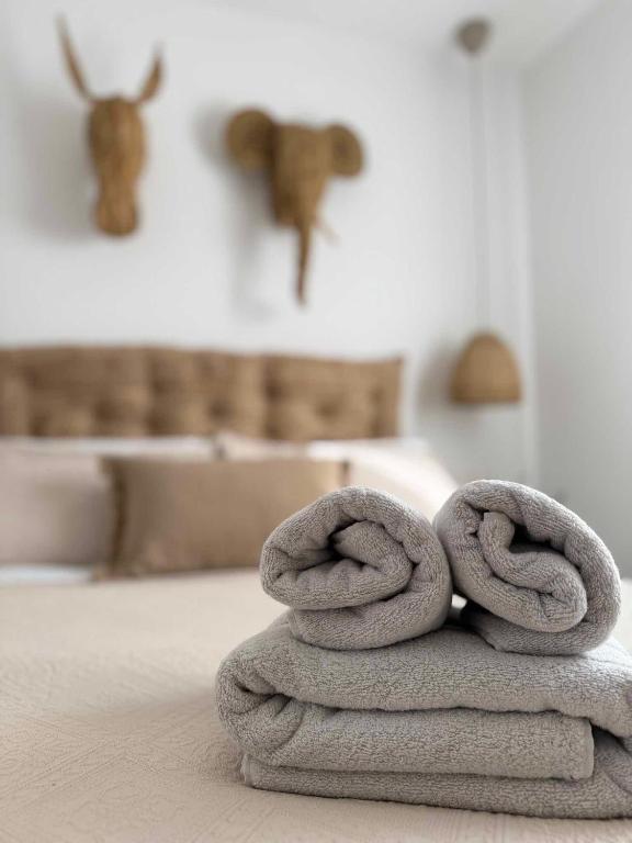 a pile of towels sitting on top of a living room at Apartamento La Gata del Cabo in El Cabo de Gata