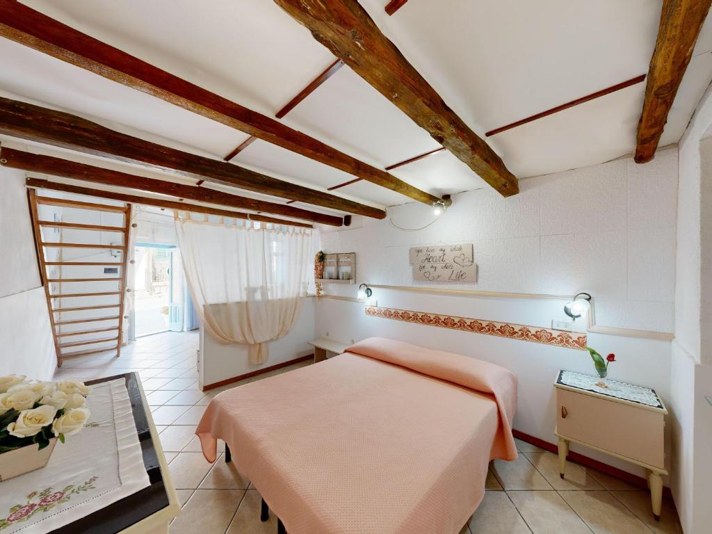 sypialnia z łóżkiem i stołem w obiekcie Mareantico Shabby Apartment w mieście Sampieri