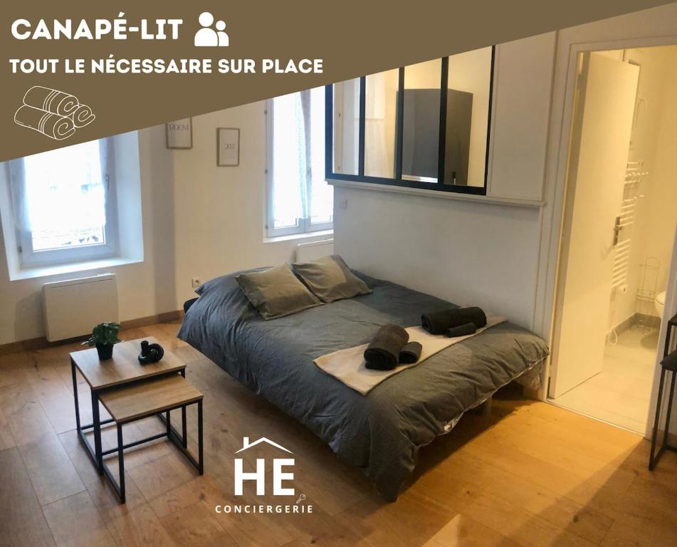 ein großes Bett in einem Zimmer mit einem Tisch in der Unterkunft Room 203 Hyper Proche Gare 250m in Montargis