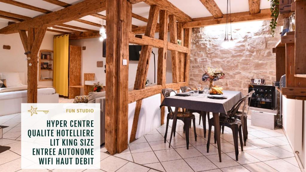 una cucina e una sala da pranzo con tavolo e cartello di Gite See You Soon - Studio Fun a Colmar