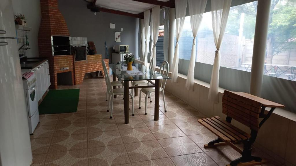 una cucina con un tavolo e sedie in una stanza di Sossegoterapia a Casa Branca