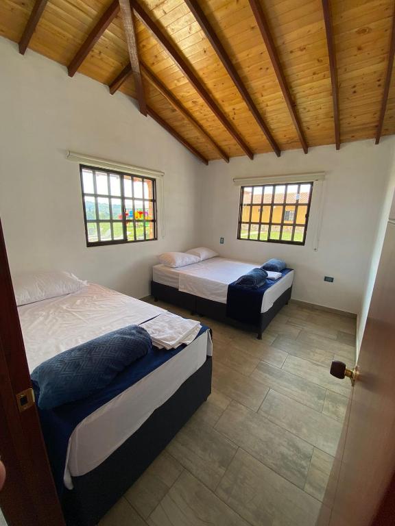 سرير أو أسرّة في غرفة في Cabañas El Sol
