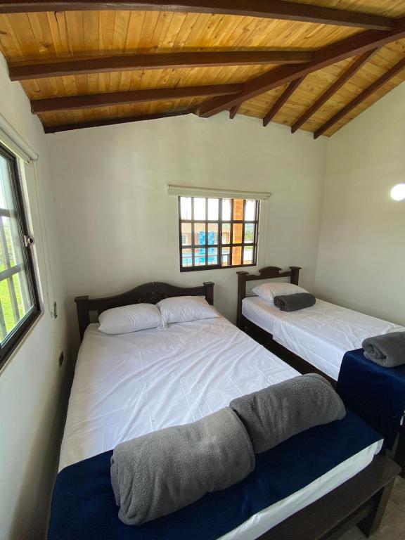 سرير أو أسرّة في غرفة في Cabañas El Sol
