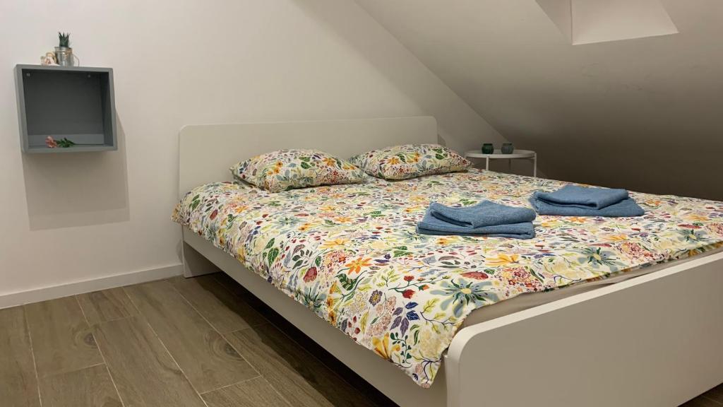 En eller flere senger på et rom på Apartman Veverko
