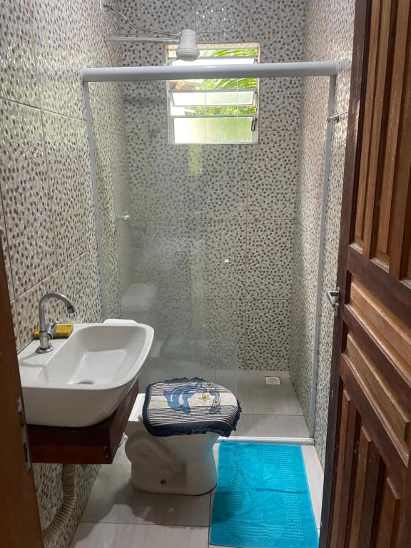 een badkamer met douche, wastafel en toilet bij Casa da Jessica in Paraty