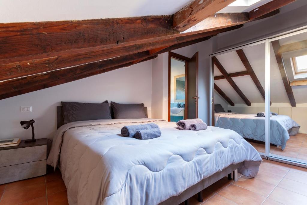 Un dormitorio con una cama grande con dos almohadas encima. en Heart of NoLo - Meryggiare Apartments, en Milán