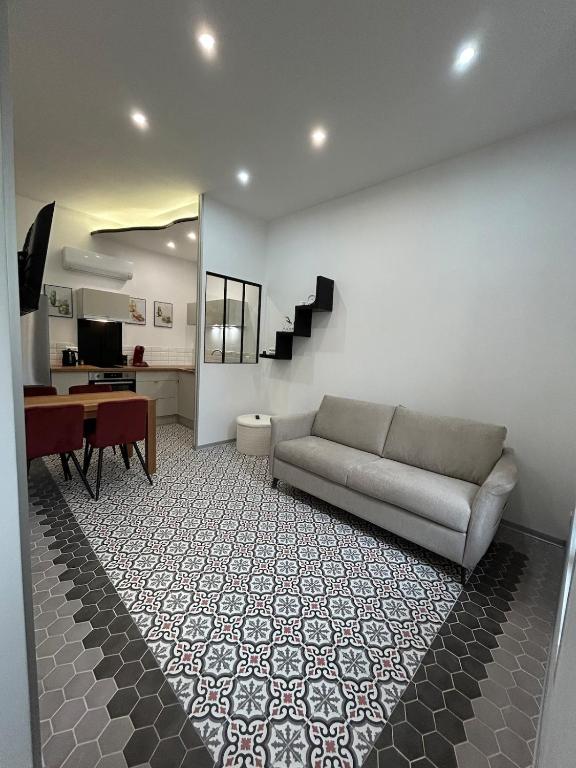 un salon avec un canapé et une table dans l'établissement Appartement Menton, à Menton